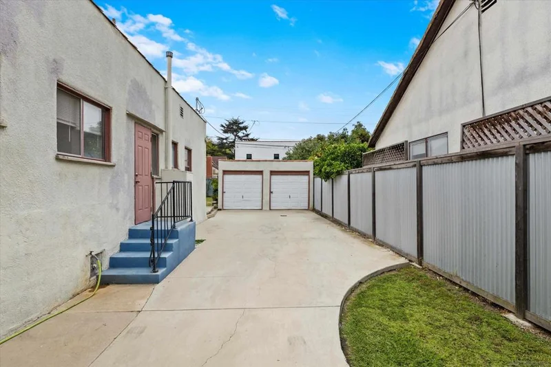 3562 Orange Ave photo 2