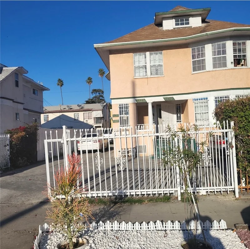1335 1337 E Adams photo 2