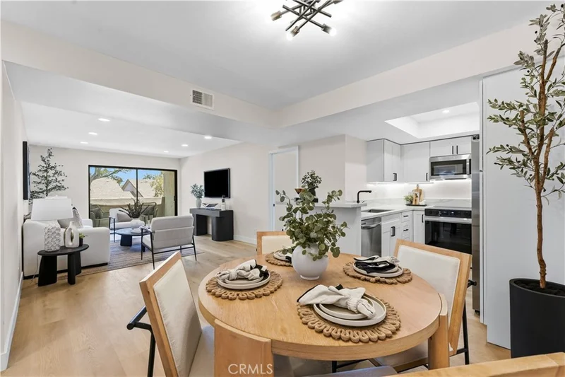 278 N Wilshire B31 photo 2