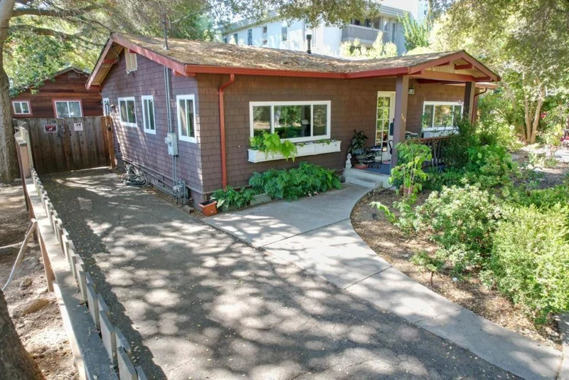 Photo 2 of 340 Palo Alto Avenue