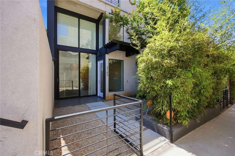 2160 Clifford photo 2