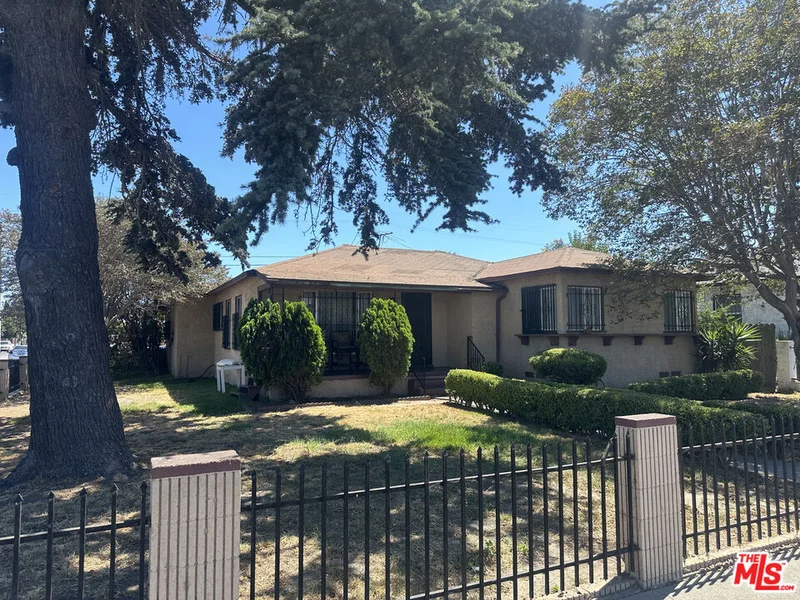 748 E Century Boulevard photo 2