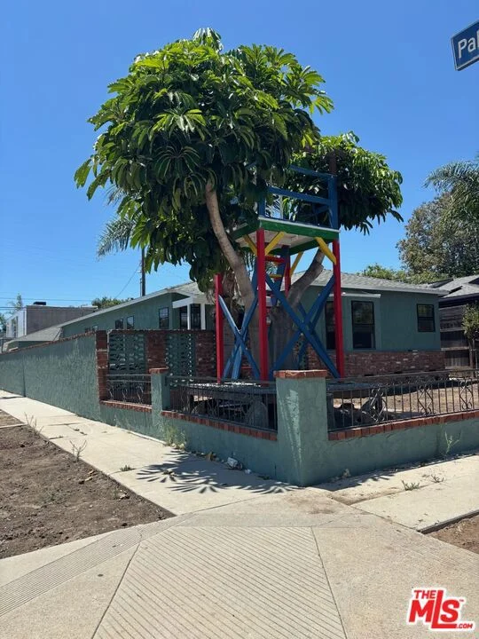 3497 Redwood Avenue