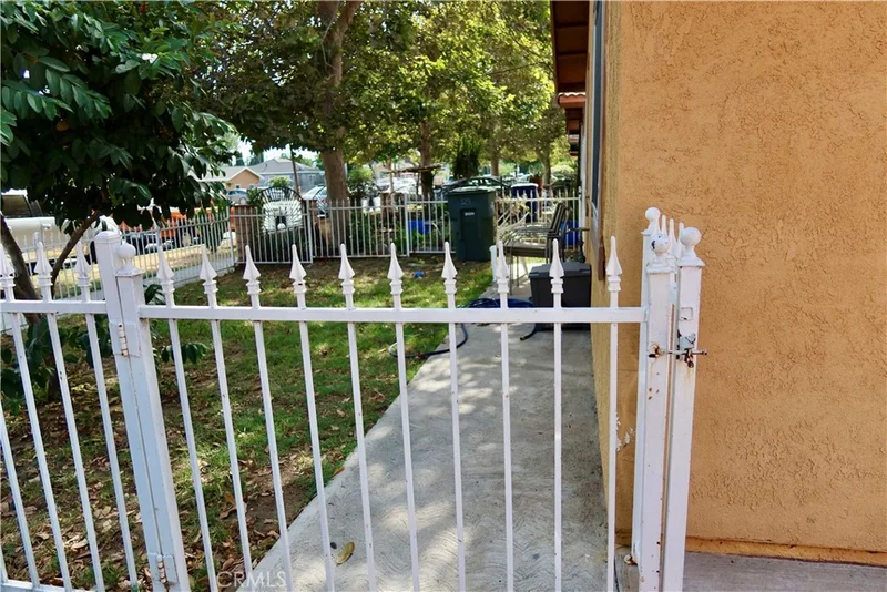 329 E Belmont photo 2