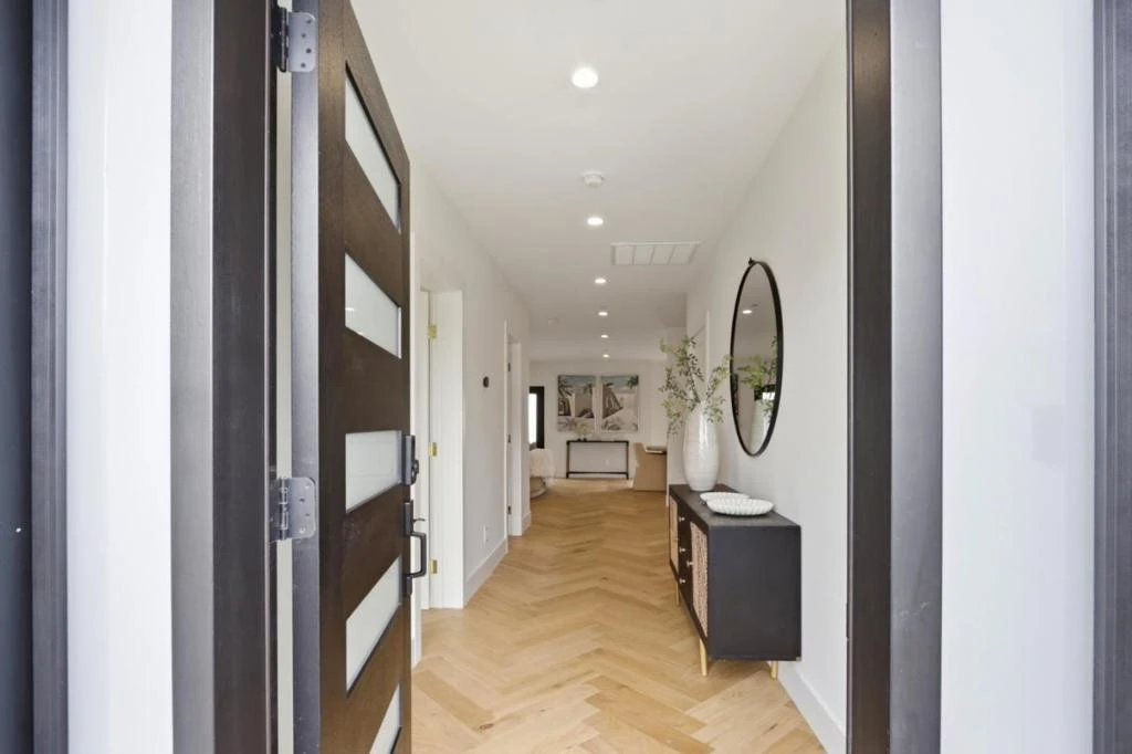 Interior 4