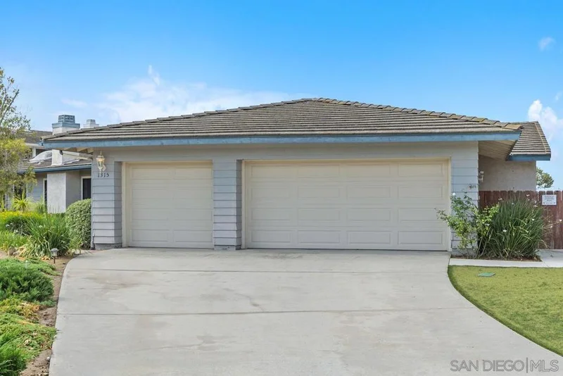 1315 Eagle Glen photo 2