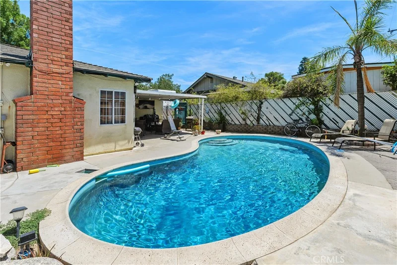 726 W Hacienda