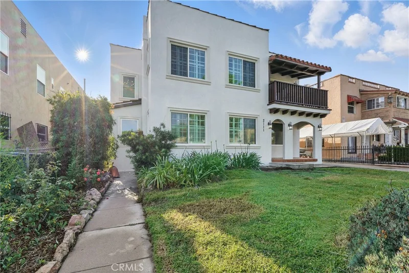 2111 S Bronson