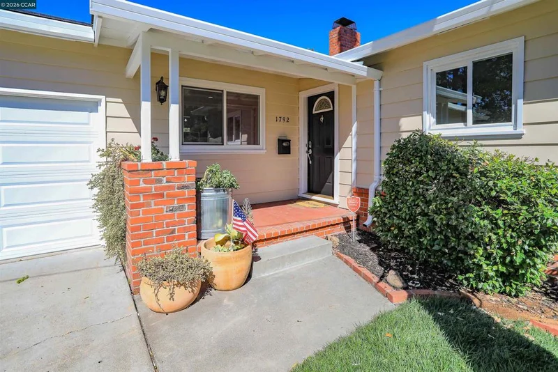 1792 Sharon Dr photo 2