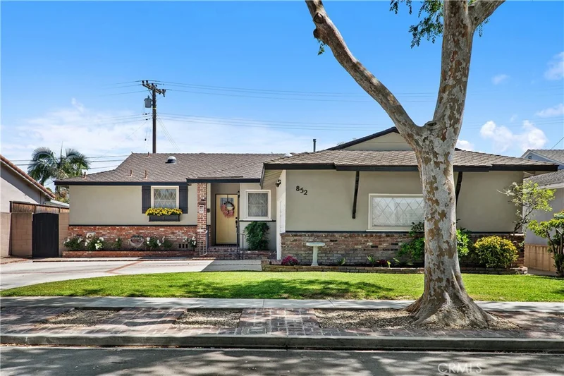 852 Kallin Avenue