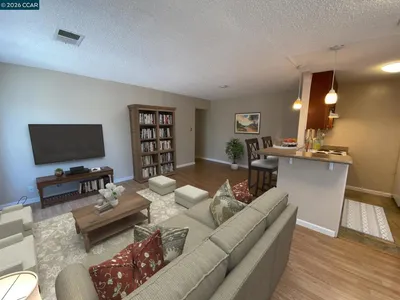 2118 Peppertree Way photo 2