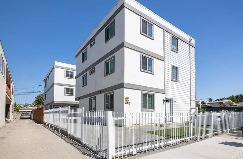 2125 S West View
