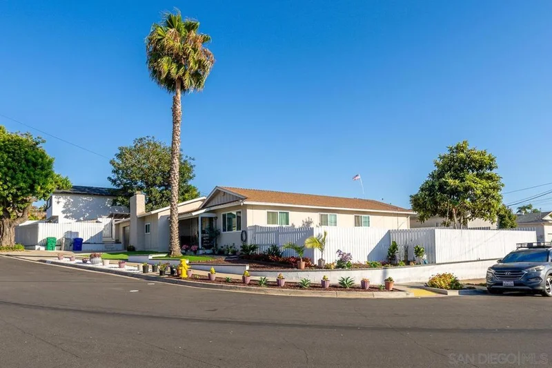 2458 Calle Tortuosa