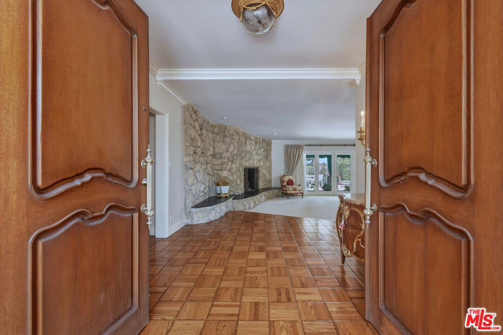 Interior 4