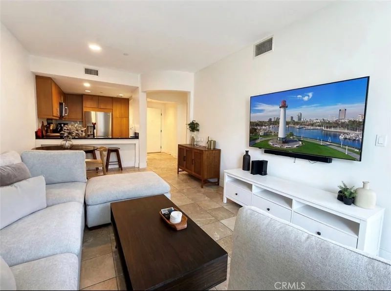 150 The Promenade N photo 2