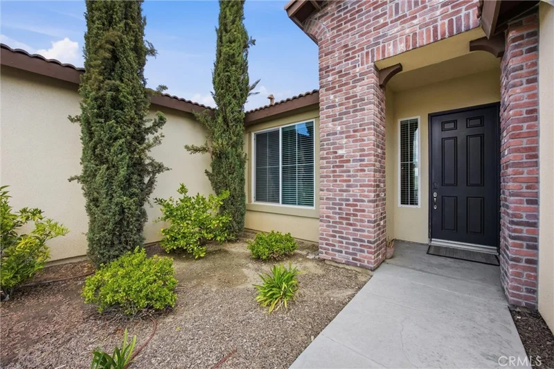 1906 McIntosh Way photo 2