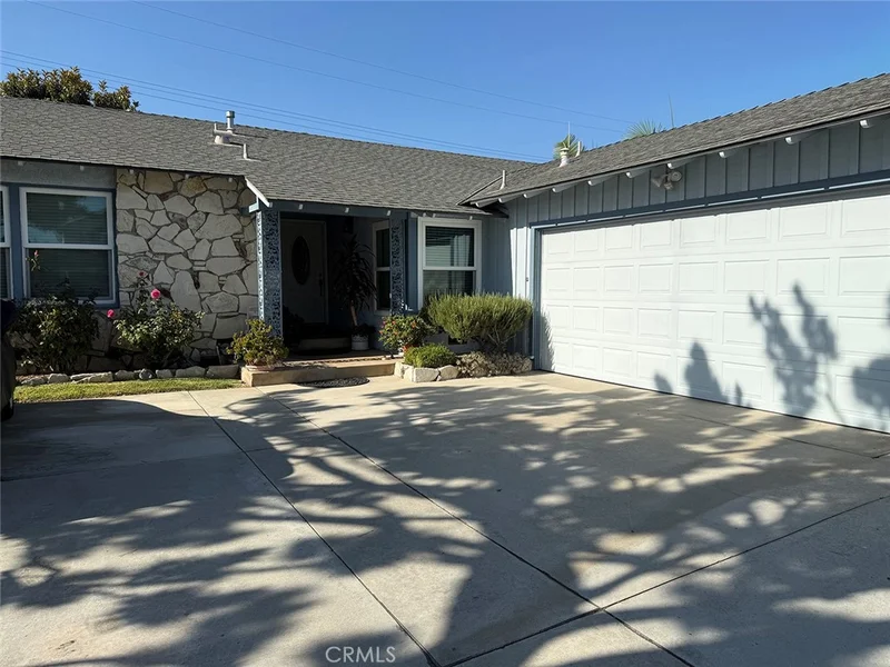2864 W Monroe photo 2
