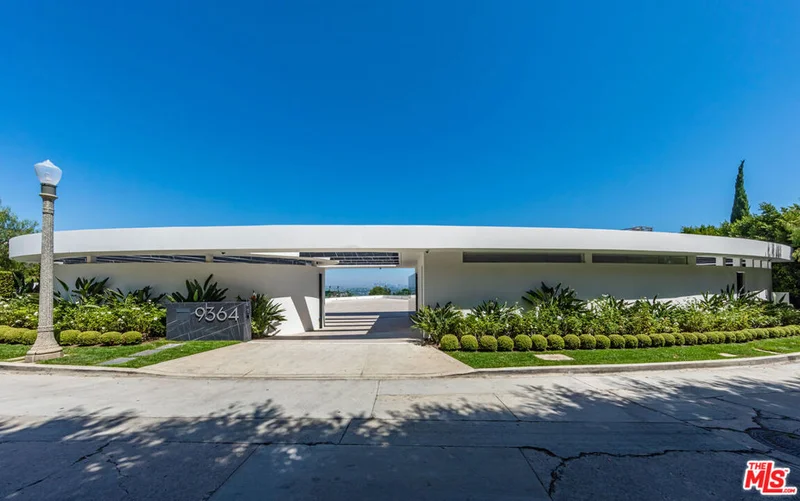 9364 Beverly Crest Drive photo 2