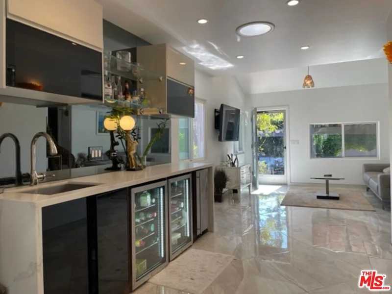 Photo 2 of 425 Sunridge Street
