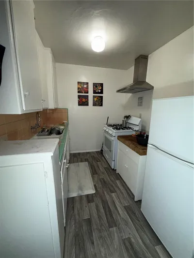 241 E Washington 2 photo 2