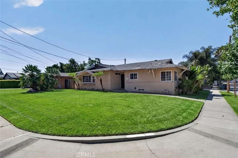 Photo 2 of 206 E Fig