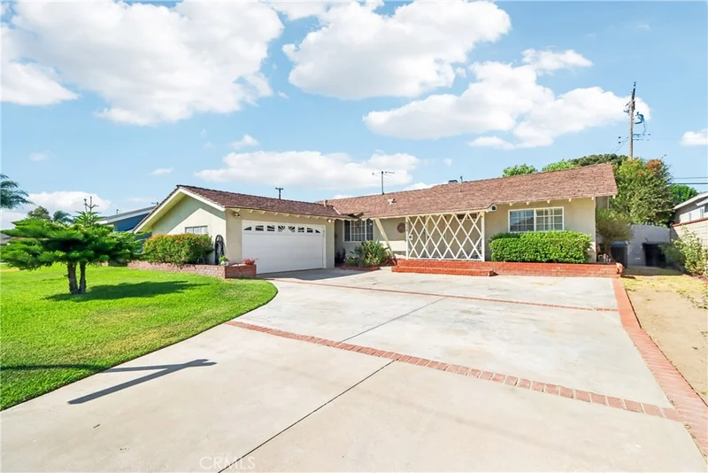 911 W Lucille Avenue