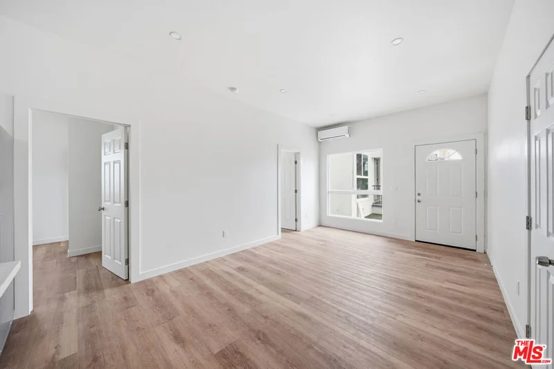 3020 W 12th Street 3024 photo 2