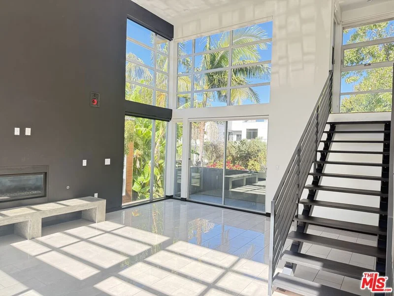 807 Huntley