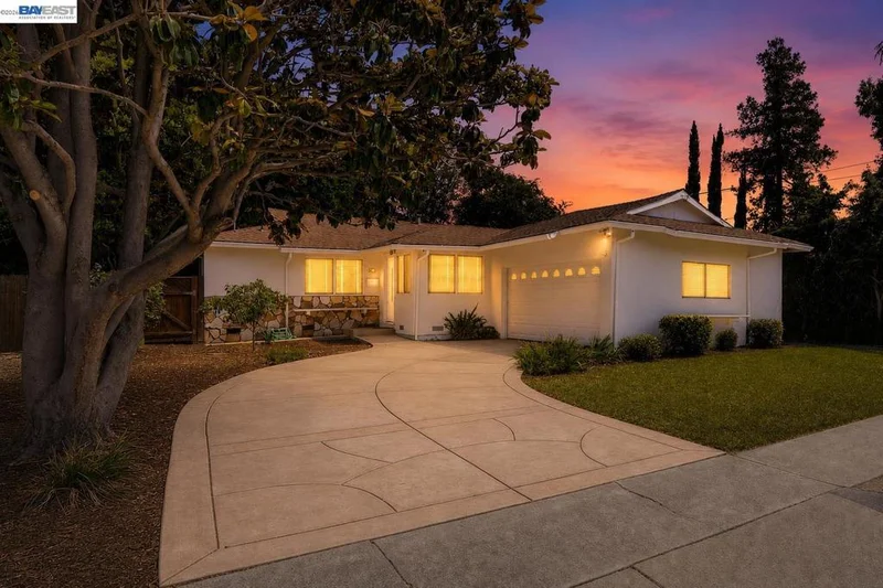 3436 Thunderbird Dr