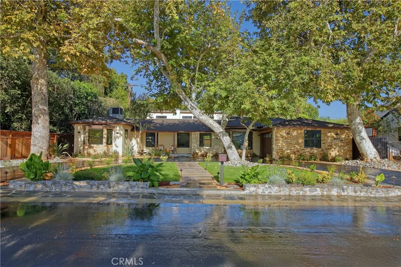 Photo 2 of 4643 Vantage Avenue