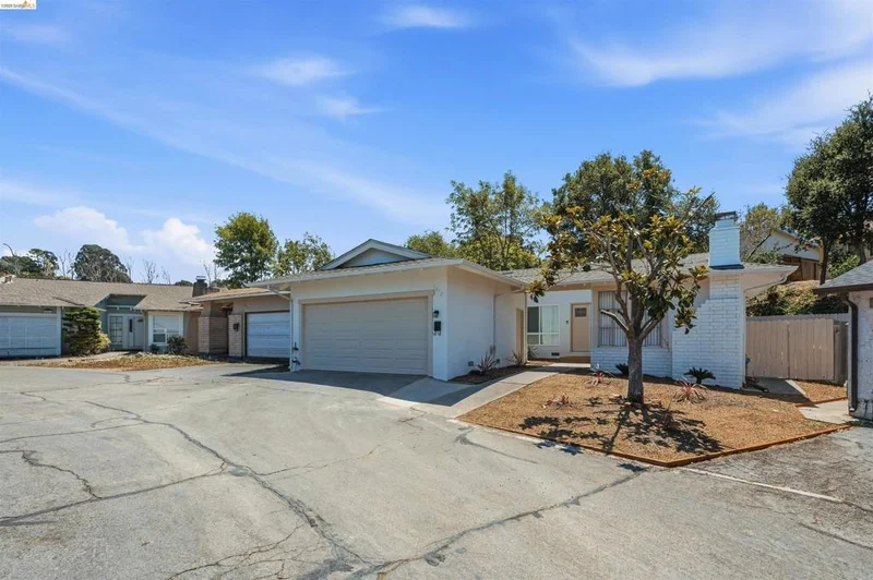 Photo 2 of 1072 View Dr