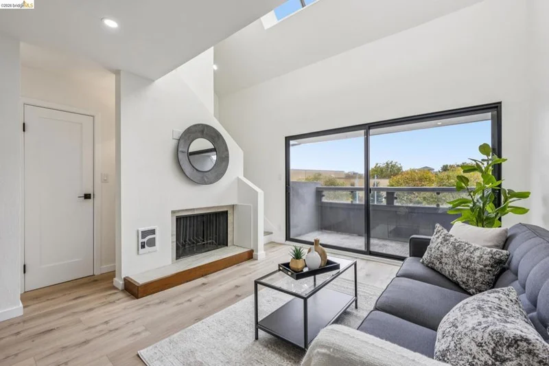7 Embarcadero West 207