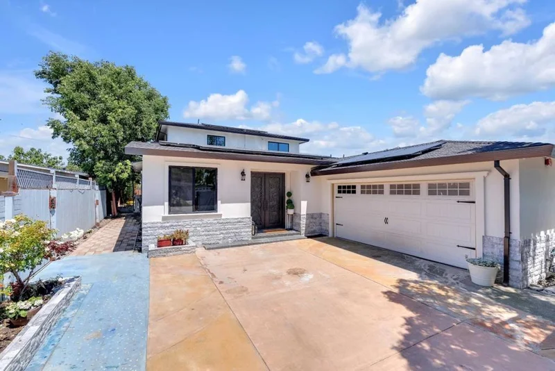 Photo 2 of 727 Lakehaven Drive