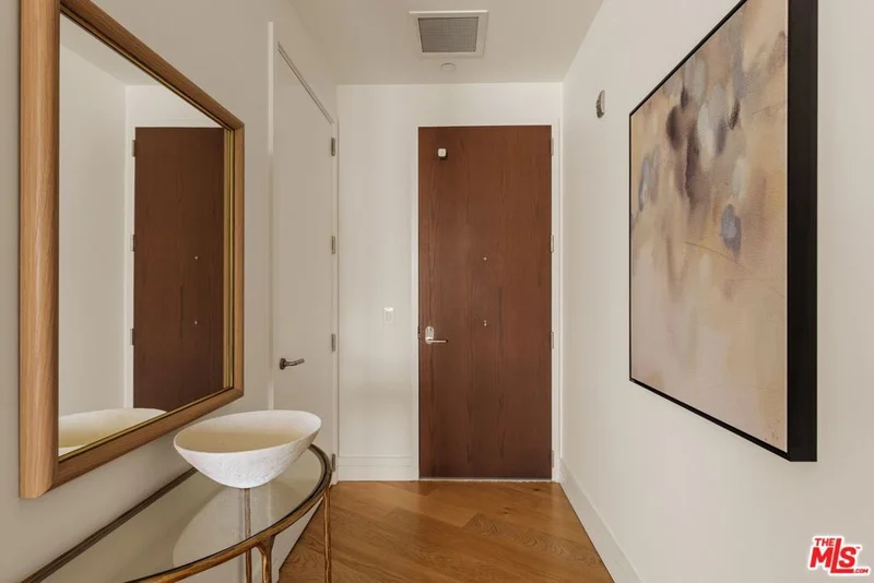 211 W Elm Court 13E photo 2