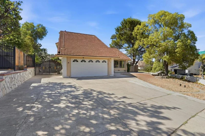 3694 Lucas Drive photo 2