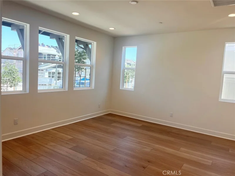 485 Tracy Place photo 2