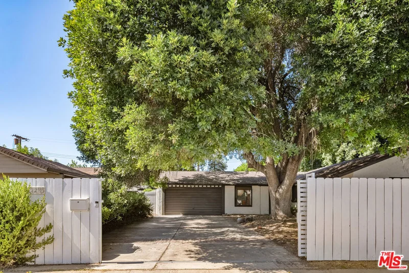22245 Leadwell Street photo 2
