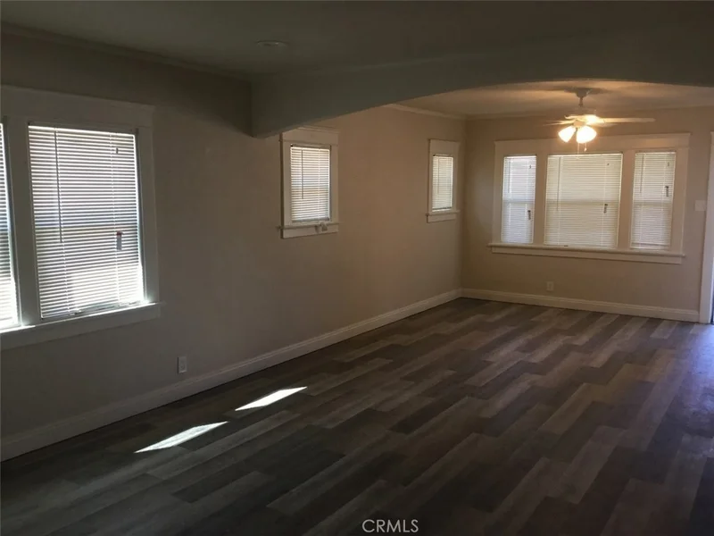 1201 W King photo 2
