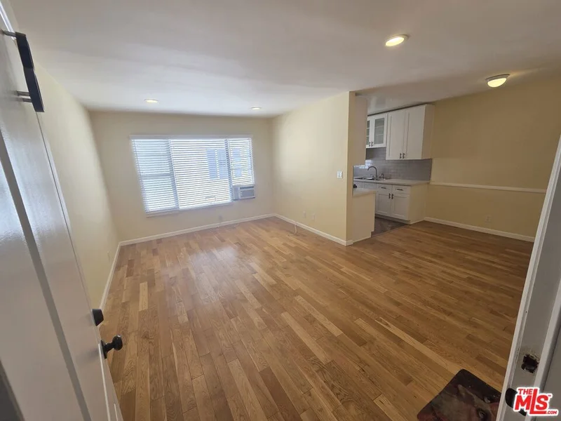 5950 Carlton Way 8 photo 2