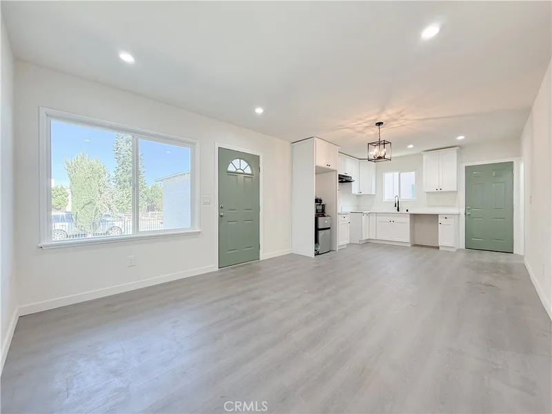 Photo 2 of 213 N Broadacres Avenue