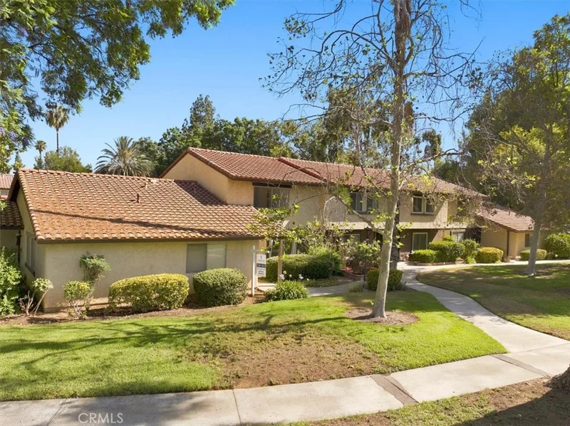 2749 Tropicana Dr
