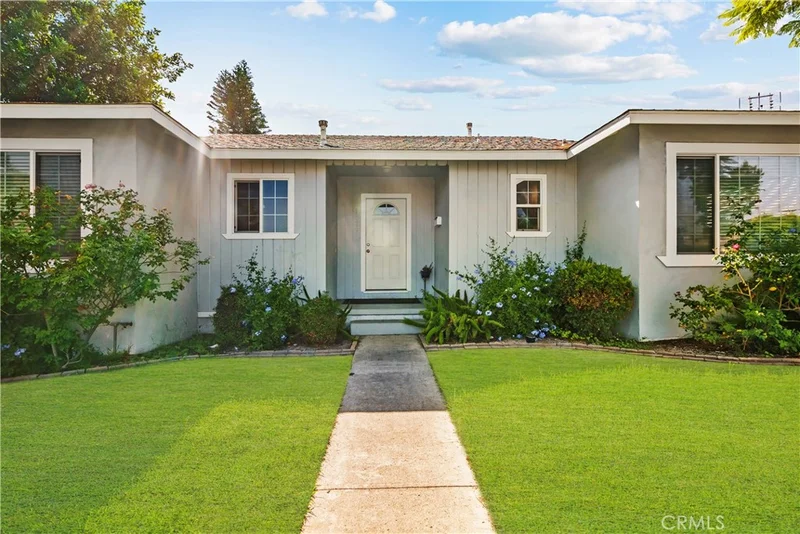 7819 Whitsett photo 2