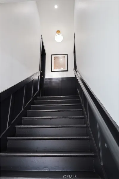 1033 1037 Gladys Ave photo 2
