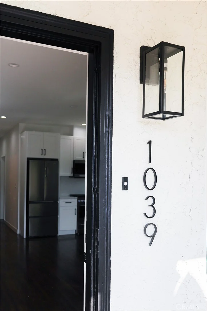 1033 1039 Gladys Ave photo 2