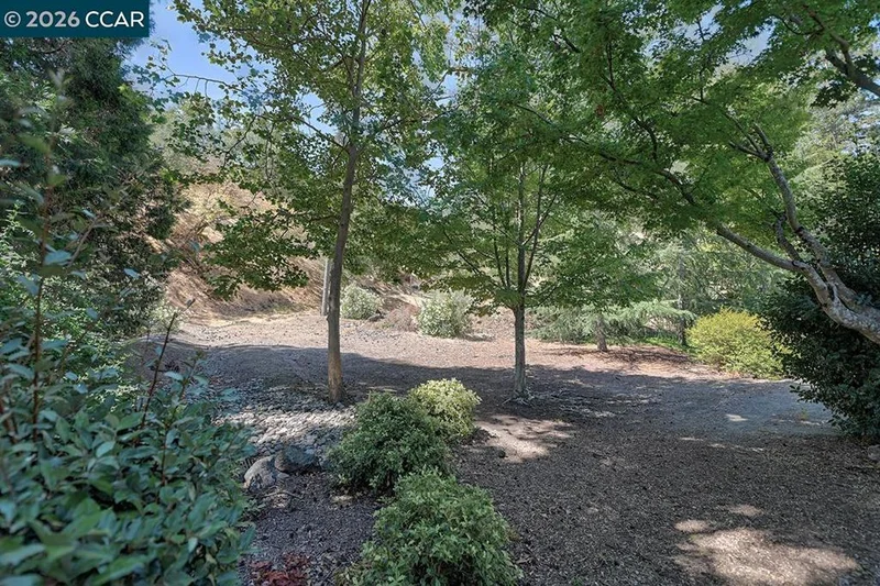 1517 Oakmont Dr 1 photo 2