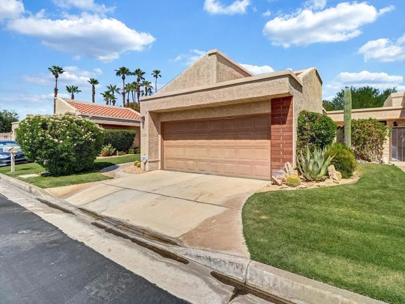 Photo 2 of 35886 Paseo Circulo W