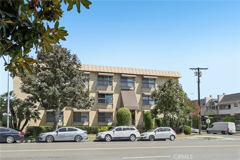 Photo 2 of 11507 Moorpark Street #305