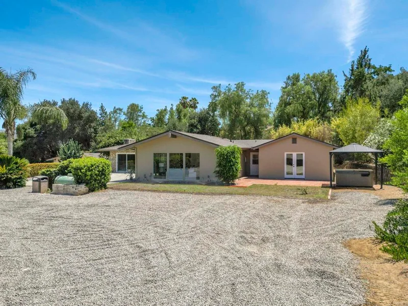 3131 Summit Drive photo 2
