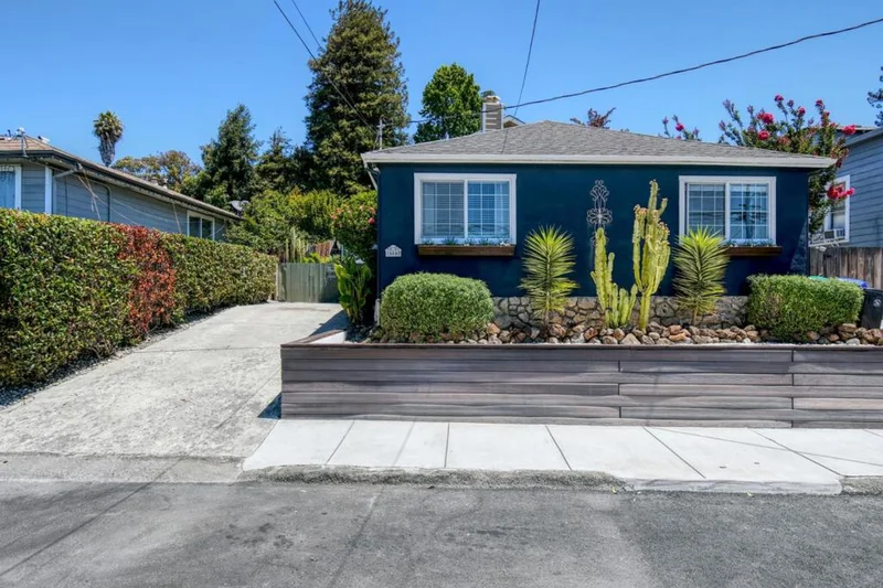 Photo 2 of 16640 Los Banos Street