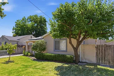 1330 W Park St photo 2